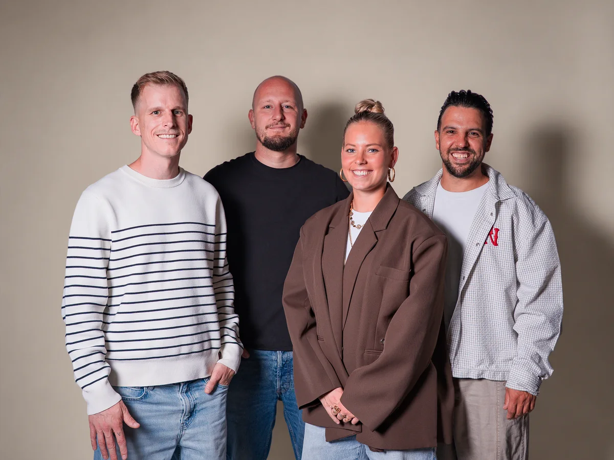 Het team van De Formule Media & Events, vier mensen naast elkaar voor een lichte achtergrond