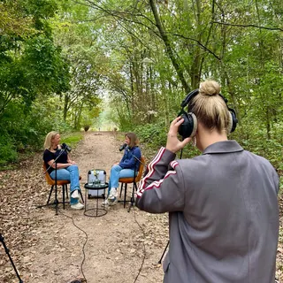 Opname op locatie in het bos, met twee gasten en Fleur met koptelefoon